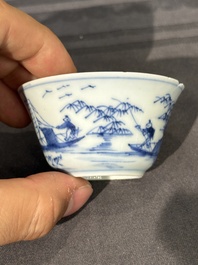 Treize soucoupes et douze tasses en porcelaine de Chine en bleu et blanc &agrave; d&eacute;cor figuratif, Kangxi/Yongzheng