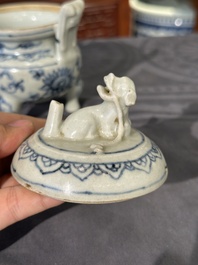 Twee Chinese blauw-witte potten, een stem cup, een kom en een wierookvat, Chenghua merk, Ming