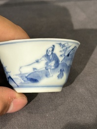 Treize soucoupes et douze tasses en porcelaine de Chine en bleu et blanc &agrave; d&eacute;cor figuratif, Kangxi/Yongzheng