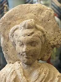 Deux petites t&ecirc;tes de Bodhisattva en schiste gris, une sculpture d'un Bodhisattva et une t&ecirc;te f&eacute;minine en stuc, Gandhara, 1/4&egrave;me