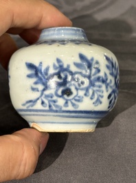 Twee Chinese blauw-witte potten, een stem cup, een kom en een wierookvat, Chenghua merk, Ming