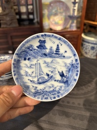 Dertien Chinese blauw-witte schotels en twaalf koppen met figuratief decor, Kangxi/Yongzheng