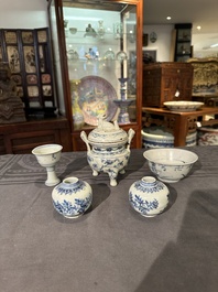 Twee Chinese blauw-witte potten, een stem cup, een kom en een wierookvat, Chenghua merk, Ming