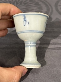 Twee Chinese blauw-witte potten, een stem cup, een kom en een wierookvat, Chenghua merk, Ming