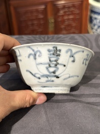 Twee Chinese blauw-witte potten, een stem cup, een kom en een wierookvat, Chenghua merk, Ming