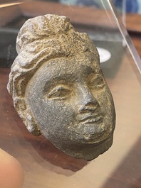 Un fragment d'une t&ecirc;te de Sakyamuni en stuc et d'une t&ecirc;te de Bodhisattva en schiste, Gandhara, 1/4&egrave;me