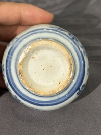 Twee Chinese blauw-witte potten, een stem cup, een kom en een wierookvat, Chenghua merk, Ming