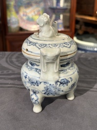 Twee Chinese blauw-witte potten, een stem cup, een kom en een wierookvat, Chenghua merk, Ming