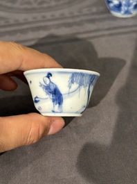 Treize soucoupes et douze tasses en porcelaine de Chine en bleu et blanc &agrave; d&eacute;cor figuratif, Kangxi/Yongzheng