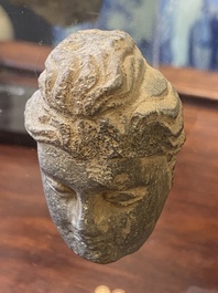 Un fragment d'une t&ecirc;te de Sakyamuni en stuc et d'une t&ecirc;te de Bodhisattva en schiste, Gandhara, 1/4&egrave;me