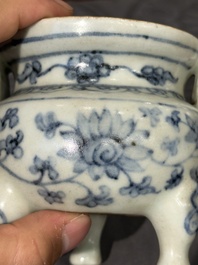 Twee Chinese blauw-witte potten, een stem cup, een kom en een wierookvat, Chenghua merk, Ming