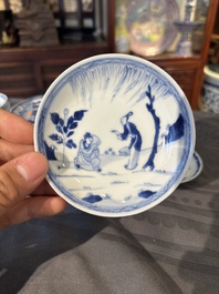 Treize soucoupes et douze tasses en porcelaine de Chine en bleu et blanc &agrave; d&eacute;cor figuratif, Kangxi/Yongzheng