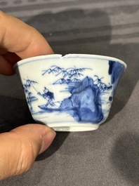 Treize soucoupes et douze tasses en porcelaine de Chine en bleu et blanc &agrave; d&eacute;cor figuratif, Kangxi/Yongzheng