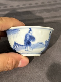 Dertien Chinese blauw-witte schotels en twaalf koppen met figuratief decor, Kangxi/Yongzheng