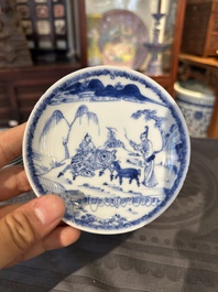 Treize soucoupes et douze tasses en porcelaine de Chine en bleu et blanc &agrave; d&eacute;cor figuratif, Kangxi/Yongzheng