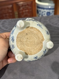 Twee Chinese blauw-witte potten, een stem cup, een kom en een wierookvat, Chenghua merk, Ming