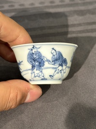 Treize soucoupes et douze tasses en porcelaine de Chine en bleu et blanc &agrave; d&eacute;cor figuratif, Kangxi/Yongzheng