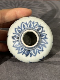 Twee Chinese blauw-witte potten, een stem cup, een kom en een wierookvat, Chenghua merk, Ming