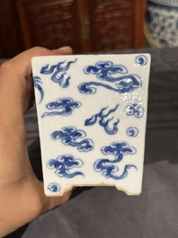 Jardini&egrave;re en porcelaine de Chine en bleu et blanc &agrave; d&eacute;cor de dragons, Guangxu