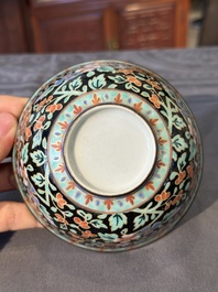 Un bol, un bol couvert et un tazza en porcelaine de Chine Bencharong pour le march&eacute; tha&iuml;, Chine, 19&egrave;me