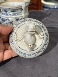 Twee Chinese blauw-witte potten, een stem cup, een kom en een wierookvat, Chenghua merk, Ming