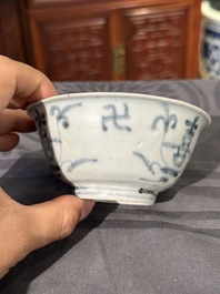 Twee Chinese blauw-witte potten, een stem cup, een kom en een wierookvat, Chenghua merk, Ming