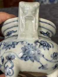 Twee Chinese blauw-witte potten, een stem cup, een kom en een wierookvat, Chenghua merk, Ming