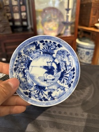 Treize soucoupes et douze tasses en porcelaine de Chine en bleu et blanc &agrave; d&eacute;cor figuratif, Kangxi/Yongzheng