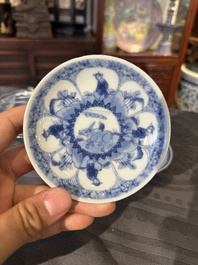 Treize soucoupes et douze tasses en porcelaine de Chine en bleu et blanc &agrave; d&eacute;cor figuratif, Kangxi/Yongzheng