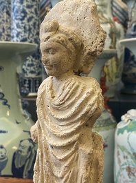 Twee kleine Gandhara hoofden van Bodhisattva in grijze schist, een stucco Bodhisattva en een stucco vrouwenhoofd, 1/4e eeuw