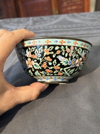 Un bol, un bol couvert et un tazza en porcelaine de Chine Bencharong pour le march&eacute; tha&iuml;, Chine, 19&egrave;me