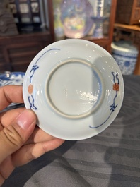 Treize soucoupes et douze tasses en porcelaine de Chine en bleu et blanc &agrave; d&eacute;cor figuratif, Kangxi/Yongzheng