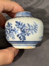 Twee Chinese blauw-witte potten, een stem cup, een kom en een wierookvat, Chenghua merk, Ming