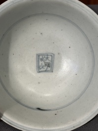 Twee Chinese blauw-witte potten, een stem cup, een kom en een wierookvat, Chenghua merk, Ming