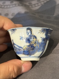 Treize soucoupes et douze tasses en porcelaine de Chine en bleu et blanc &agrave; d&eacute;cor figuratif, Kangxi/Yongzheng