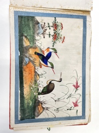 Trois albums et deux peintures sur papier de riz cadr&eacute;es &agrave; d&eacute;cor des personnages, de la faune et de la flore, Chine, Tak Shang Saihing