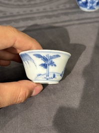 Treize soucoupes et douze tasses en porcelaine de Chine en bleu et blanc &agrave; d&eacute;cor figuratif, Kangxi/Yongzheng