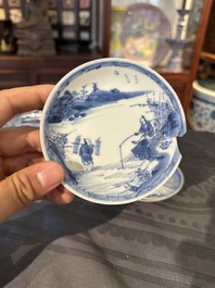 Treize soucoupes et douze tasses en porcelaine de Chine en bleu et blanc &agrave; d&eacute;cor figuratif, Kangxi/Yongzheng