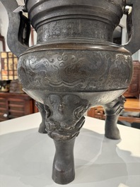 Important br&ucirc;le-parfum tripod en bronze &agrave; d&eacute;cor de taotie au couvercle en bois, Chine, Ming