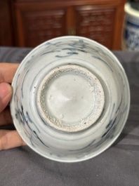 Twee Chinese blauw-witte potten, een stem cup, een kom en een wierookvat, Chenghua merk, Ming