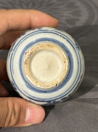 Twee Chinese blauw-witte potten, een stem cup, een kom en een wierookvat, Chenghua merk, Ming