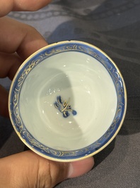 Treize soucoupes et douze tasses en porcelaine de Chine en bleu et blanc &agrave; d&eacute;cor figuratif, Kangxi/Yongzheng