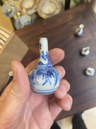Treize vases miniatures en porcelaine de Chine en bleu et blanc &agrave; d&eacute;cor floral, Kangxi