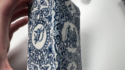 Een rechthoekige blauw-witte Delftse theebus en deksel, 18e eeuw