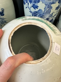 Trois vases en porcelaine de Chine en bleu et blanc sur fond c&eacute;ladon et deux pots famille rose, 19/20&egrave;me