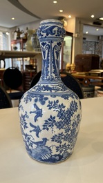Een blauw-witte flesvormige vaas met chinoiserie decor, Delft of Haarlem, 1e helft 17e eeuw