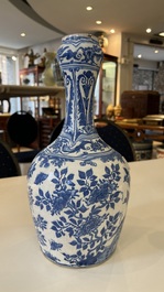 Een blauw-witte flesvormige vaas met chinoiserie decor, Delft of Haarlem, 1e helft 17e eeuw