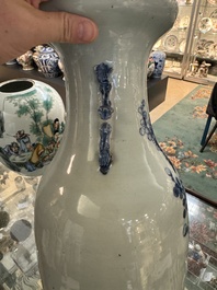 Trois vases en porcelaine de Chine en bleu et blanc sur fond c&eacute;ladon et deux pots famille rose, 19/20&egrave;me