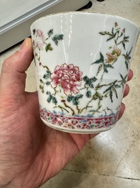 A pair of Chinese famille rose vases, two jars and a box with cover, 19/20th C.