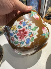 Een paar Chinese famille rose dekselkommen met floraal decor op capucijnbruine fondkleur, Qianlong